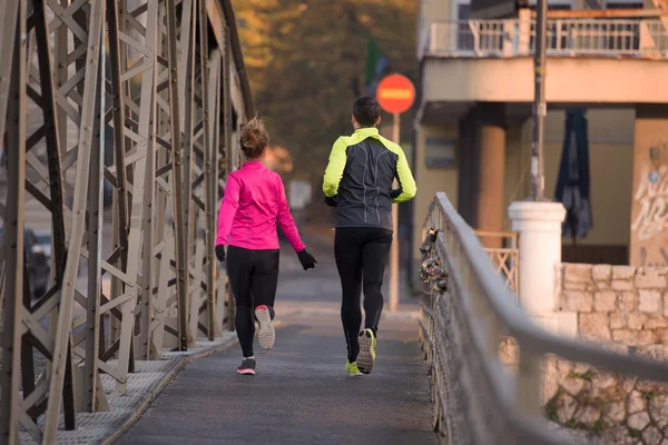 Młoda para joggingu — Zdjęcie stockowe