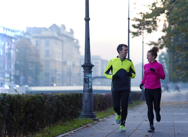 Jeune couple jogging — Photo