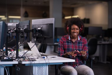 başarılı bir genç Afrikalı-Amerikalı kadın portresi 