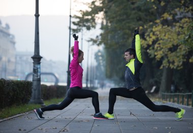 genç bir çift koşu önce ısınma