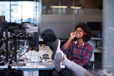 Genç başarılı Afrikalı-Amerikalı kadın