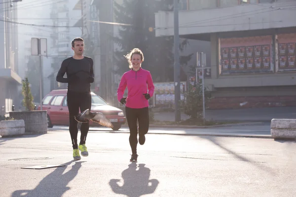 Jong koppel joggen — Stockfoto