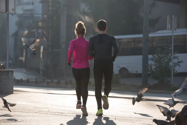 Jong koppel joggen — Stockfoto