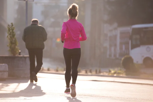 Sportivo donna jogging su mattina — Foto Stock