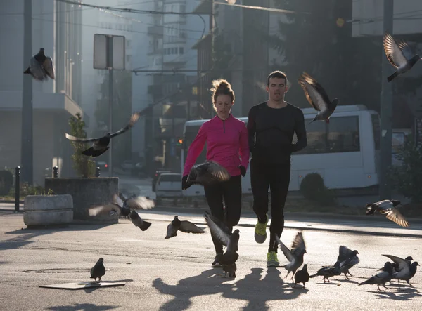 若いカップル ジョギング — ストック写真