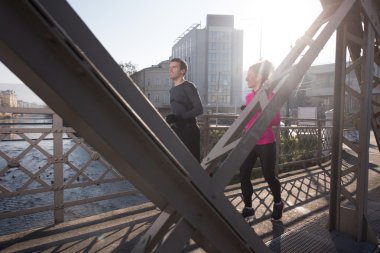 genç bir çift koşu