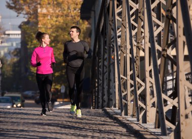 genç bir çift koşu