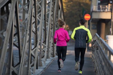 genç bir çift koşu