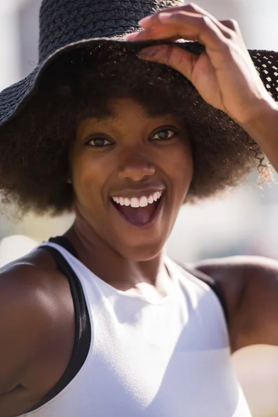 Hermosa joven afroamericana mujer —  Fotos de Stock