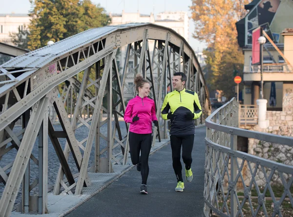 Jovem casal jogging — Fotografia de Stock