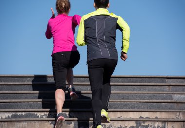 genç bir çift koşu