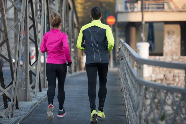 Jeune couple jogging — Photo