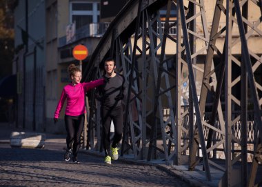 genç bir çift koşu