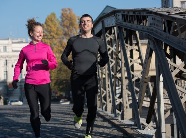 genç bir çift koşu