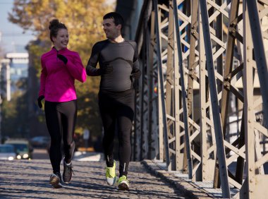 genç bir çift koşu