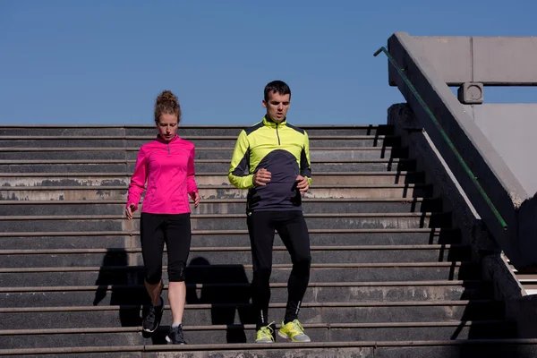 Jong koppel joggen — Stockfoto