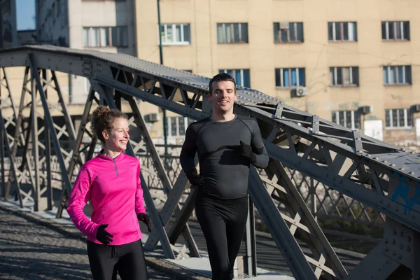 Jovem casal jogging — Fotografia de Stock