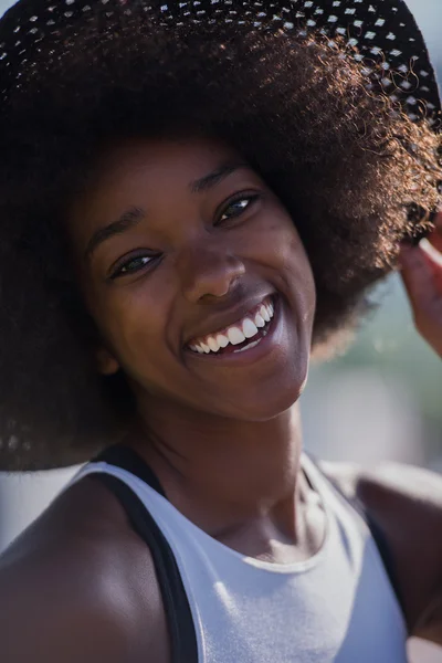 Frumoase tineri african american femeie — Fotografie, imagine de stoc