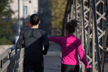 genç bir çift koşu