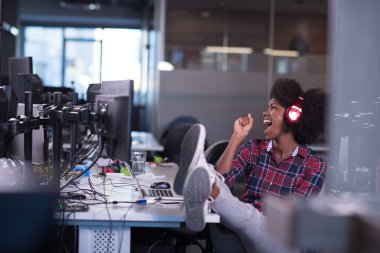 Genç başarılı Afrikalı-Amerikalı kadın 