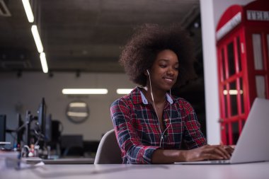 Genç başarılı Afrikalı-Amerikalı kadın 