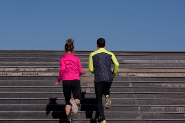 genç bir çift koşu