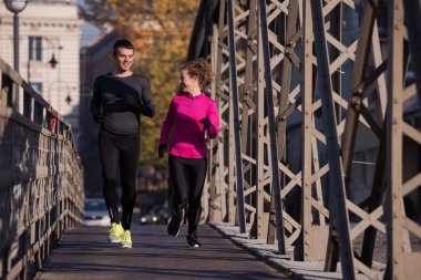 genç bir çift koşu