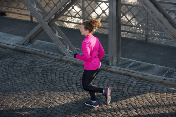 Sportivo donna jogging su mattina — Foto Stock