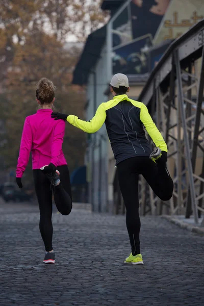 Couple échauffement avant le jogging — Photo
