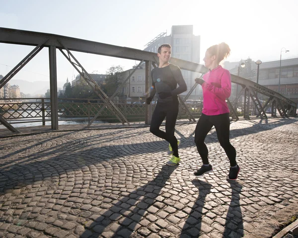 Jong koppel joggen — Stockfoto