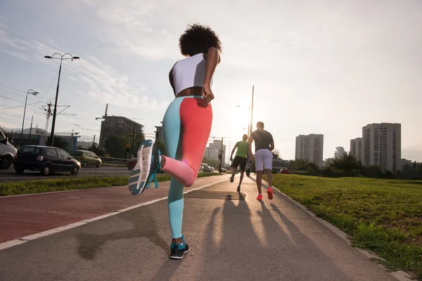 Gruppo multietnico di persone sul jogging — Foto Stock