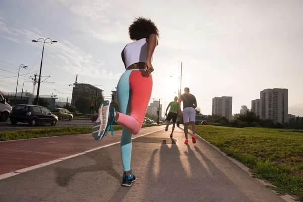 Grupo multiétnico de pessoas em jogging — Fotografia de Stock