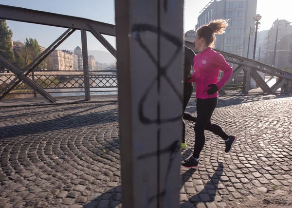 Jovem casal jogging — Fotografia de Stock