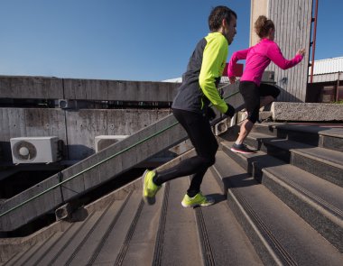 genç bir çift koşu