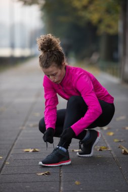 Koşu sabaha uzanan kadın