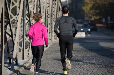 genç bir çift koşu