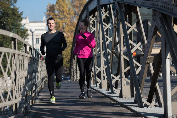 Jovem casal jogging — Fotografia de Stock