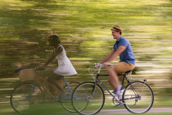 年轻的多民族夫妇有一辆自行车骑性质 — 图库照片