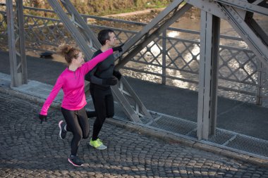 genç bir çift koşu