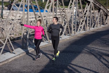 genç bir çift koşu