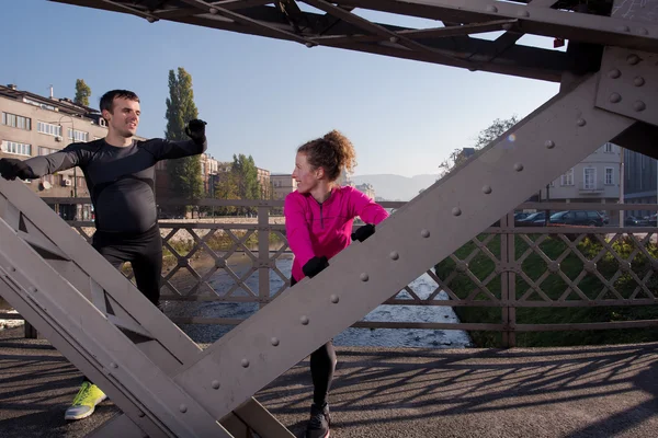 Casal aquecimento antes de correr — Fotografia de Stock