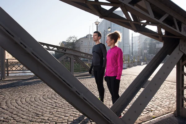 Pareja calentando antes de trotar — Foto de Stock