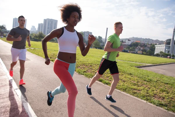 Grupo multiétnico de pessoas em jogging — Fotografia de Stock