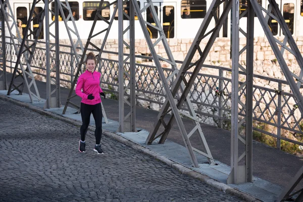 Sportovní žena zaběhat na ráno — Stock fotografie