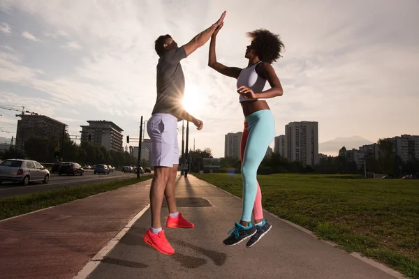 Grupo multiétnico de pessoas em jogging — Fotografia de Stock