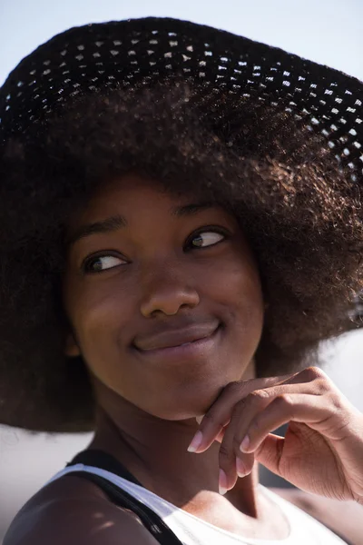 Όμορφη νεαρή Αφροαμερικανή γυναίκα — Φωτογραφία Αρχείου