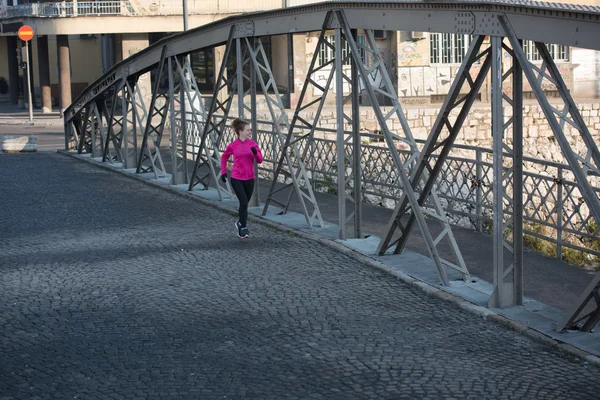 Sportovní žena zaběhat na ráno — Stock fotografie