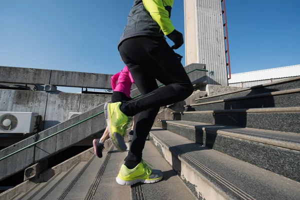 Jong koppel joggen — Stockfoto