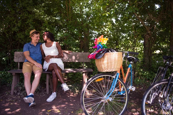 Jovem casal multiétnico ter um passeio de bicicleta na natureza — Fotografia de Stock