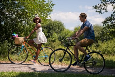 Bisiklete sahip genç çok ırklı çift doğada binmek